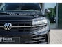 Volkswagen Touareg 3.0 TSi eHybrid 4MOTION R design |Final Edition| Panoramisch schuifdak | Trekhaak elektrisch | Adaptieve Cruise Control | Soft close portieren | Leder "Puglia" "R-logo' zwart/ blauwe stikking | 22" Lichtmetalen velgen "Estoril", zwart