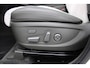 Hyundai Santa Fe 1.6 T-GDI PHEV Premium Plus Sky | Elektrisch verstelb. bestuurdersstoel met geheugen | Rondomzicht camera | Elektrisch bedienbare achterklep | Achterbank in delen neerklapbaar | Achterbank verwarmd | Achteruitrijcamera