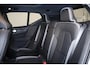 Volvo EX40 Extended Range Ultra 82 kWh - Panorama/schuifdak - IntelliSafe Assist & Surround - 360º Camera - Harman/Kardon audio - Verwarmde voorstoelen & stuur - Parkeersensoren voor & achter - Elektr. bedienb. voorstoelen met geheugen links - Draadloze tel. lader - Warmtepomp - Extra getint glas - 19' LMV