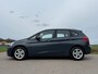 BMW 2-Serie Active Tourer 218i High Executive | 1e Eigenaar | Leder | Navi | Clima | Stoelverwarming | 16" Velgen | PDC | Cruise |