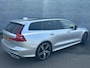 Volvo V60 2.0 T6 Twin Engine AWD R-Design | Plug-in Hybrid (PHEV) | Panoramadak | Head-Up Display | Harman Kardon Audio | Achteruitrijcamera | Stoelverwarming voor en achter | Navigatie | Keyless Entry | Lichtmetalen Velgen 19 inch