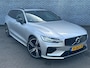 Volvo V60 2.0 T6 Twin Engine AWD R-Design | Plug-in Hybrid (PHEV) | Panoramadak | Head-Up Display | Harman Kardon Audio | Achteruitrijcamera | Stoelverwarming voor en achter | Navigatie | Keyless Entry | Lichtmetalen Velgen 19 inch