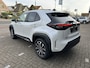 Toyota Yaris Cross 1.5 Hybrid 130 Dynamic + Comfort Pack dodehoekdetectie / stoelverwarming / stuurwielverwarming / parkeersensoren voor + achter / Navigatie / Apple Carplay / Android Auto / parkeercamera / 10 jaar Toyota garantie / rijklaarprijs incl. Toyota Pechhulppas