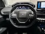 Peugeot 5008 1.2 PureTech Allure Sport 7 Persoons Automaat (APPLE CARPLAY, GROOT NAVI, LEDER, STOELVERWARMING, 360 CAMERA, SPORTSTOELEN, GETINT GLAS, TREKHAAK, ADAPTIVE CRUISE, NIEUWSTAAT)