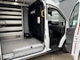 Ford E-Transit 350 L3H2 Trend 68 kWh Kastinrichting Werkplaatsinrichting Airco Cruise controle 360° Camera Navigatiesysteem Telefoonverbinding Parkeersensoren voor en achter 2-Persoons Oplaadkabels Stoelverwarming Bottinrichting