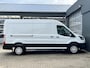 Ford E-Transit 350 L3H2 Trend 68 kWh Kastinrichting Werkplaatsinrichting Airco Cruise controle 360° Camera Navigatiesysteem Telefoonverbinding Parkeersensoren voor en achter 2-Persoons Oplaadkabels Stoelverwarming Bottinrichting