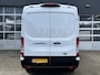 Ford E-Transit 350 L3H2 Trend 68 kWh Kastinrichting Werkplaatsinrichting Airco Cruise controle 360° Camera Navigatiesysteem Telefoonverbinding Parkeersensoren voor en achter 2-Persoons Oplaadkabels Stoelverwarming Bottinrichting
