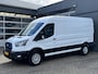 Ford E-Transit 350 L3H2 Trend 68 kWh Kastinrichting Werkplaatsinrichting Airco Cruise controle 360° Camera Navigatiesysteem Telefoonverbinding Parkeersensoren voor en achter 2-Persoons Oplaadkabels Stoelverwarming Bottinrichting
