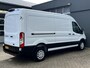 Ford E-Transit 350 L3H2 Trend 68 kWh Kastinrichting Werkplaatsinrichting Airco Cruise controle 360° Camera Navigatiesysteem Telefoonverbinding Parkeersensoren voor en achter 2-Persoons Oplaadkabels Stoelverwarming Bottinrichting