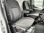 Ford E-Transit 350 L3H2 Trend 68 kWh Kastinrichting Werkplaatsinrichting Airco Cruise controle 360° Camera Navigatiesysteem Telefoonverbinding Parkeersensoren voor en achter 2-Persoons Oplaadkabels Stoelverwarming Bottinrichting