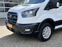 Ford E-Transit 350 L3H2 Trend 68 kWh Kastinrichting Werkplaatsinrichting Airco Cruise controle 360° Camera Navigatiesysteem Telefoonverbinding Parkeersensoren voor en achter 2-Persoons Oplaadkabels Stoelverwarming Bottinrichting