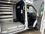 Ford E-Transit 350 L3H2 Trend 68 kWh Kastinrichting Werkplaatsinrichting Airco Cruise controle 360° Camera Navigatiesysteem Telefoonverbinding Parkeersensoren voor en achter 2-Persoons Oplaadkabels Stoelverwarming Bottinrichting