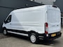 Ford E-Transit 350 L3H2 Trend 68 kWh Kastinrichting Werkplaatsinrichting Airco Cruise controle 360° Camera Navigatiesysteem Telefoonverbinding Parkeersensoren voor en achter 2-Persoons Oplaadkabels Stoelverwarming Bottinrichting