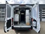 Ford E-Transit 350 L3H2 Trend 68 kWh Kastinrichting Werkplaatsinrichting Airco Cruise controle 360° Camera Navigatiesysteem Telefoonverbinding Parkeersensoren voor en achter 2-Persoons Oplaadkabels Stoelverwarming Bottinrichting