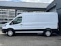 Ford E-Transit 350 L3H2 Trend 68 kWh Kastinrichting Werkplaatsinrichting Airco Cruise controle 360° Camera Navigatiesysteem Telefoonverbinding Parkeersensoren voor en achter 2-Persoons Oplaadkabels Stoelverwarming Bottinrichting