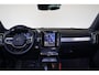 Volvo XC40 B4 Plus Dark - IntelliSafe Assist & Surround - Harman Kardon audio - Adaptieve LED koplampen - Verwarmde voorstoelen & stuur - Parkeersensoren voor & achter - Elektr. bedienb. voorstoelen met geheugen links - Draadloze tel. lader - Elektr. inklapbare trekhaak - 19' LMV