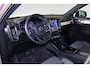 Volvo XC40 B4 Plus Dark - IntelliSafe Assist & Surround - Harman Kardon audio - Adaptieve LED koplampen - Verwarmde voorstoelen & stuur - Parkeersensoren voor & achter - Elektr. bedienb. voorstoelen met geheugen links - Draadloze tel. lader - Elektr. inklapbare trekhaak - 19' LMV