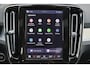 Volvo XC40 B4 Plus Dark - IntelliSafe Assist & Surround - Harman Kardon audio - Adaptieve LED koplampen - Verwarmde voorstoelen & stuur - Parkeersensoren voor & achter - Elektr. bedienb. voorstoelen met geheugen links - Draadloze tel. lader - Elektr. inklapbare trekhaak - 19' LMV