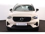 Volvo XC40 B4 Plus Dark - IntelliSafe Assist & Surround - Harman Kardon audio - Adaptieve LED koplampen - Verwarmde voorstoelen & stuur - Parkeersensoren voor & achter - Elektr. bedienb. voorstoelen met geheugen links - Draadloze tel. lader - Elektr. inklapbare trekhaak - 19' LMV