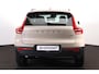 Volvo XC40 B4 Plus Dark - IntelliSafe Assist & Surround - Harman Kardon audio - Adaptieve LED koplampen - Verwarmde voorstoelen & stuur - Parkeersensoren voor & achter - Elektr. bedienb. voorstoelen met geheugen links - Draadloze tel. lader - Elektr. inklapbare trekhaak - 19' LMV
