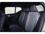 Volvo XC40 B4 Plus Dark - IntelliSafe Assist & Surround - Harman Kardon audio - Adaptieve LED koplampen - Verwarmde voorstoelen & stuur - Parkeersensoren voor & achter - Elektr. bedienb. voorstoelen met geheugen links - Draadloze tel. lader - Elektr. inklapbare trekhaak - 19' LMV