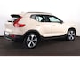Volvo XC40 B4 Plus Dark - IntelliSafe Assist & Surround - Harman Kardon audio - Adaptieve LED koplampen - Verwarmde voorstoelen & stuur - Parkeersensoren voor & achter - Elektr. bedienb. voorstoelen met geheugen links - Draadloze tel. lader - Elektr. inklapbare trekhaak - 19' LMV