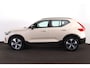 Volvo XC40 B4 Plus Dark - IntelliSafe Assist & Surround - Harman Kardon audio - Adaptieve LED koplampen - Verwarmde voorstoelen & stuur - Parkeersensoren voor & achter - Elektr. bedienb. voorstoelen met geheugen links - Draadloze tel. lader - Elektr. inklapbare trekhaak - 19' LMV