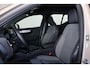 Volvo XC40 B4 Plus Dark - IntelliSafe Assist & Surround - Harman Kardon audio - Adaptieve LED koplampen - Verwarmde voorstoelen & stuur - Parkeersensoren voor & achter - Elektr. bedienb. voorstoelen met geheugen links - Draadloze tel. lader - Elektr. inklapbare trekhaak - 19' LMV