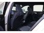 Volvo XC40 B4 Plus Dark - IntelliSafe Assist & Surround - Harman Kardon audio - Adaptieve LED koplampen - Verwarmde voorstoelen & stuur - Parkeersensoren voor & achter - Elektr. bedienb. voorstoelen met geheugen links - Draadloze tel. lader - Elektr. inklapbare trekhaak - 19' LMV