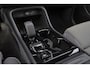Volvo XC40 B4 Plus Dark - IntelliSafe Assist & Surround - Harman Kardon audio - Adaptieve LED koplampen - Verwarmde voorstoelen & stuur - Parkeersensoren voor & achter - Elektr. bedienb. voorstoelen met geheugen links - Draadloze tel. lader - Elektr. inklapbare trekhaak - 19' LMV