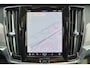 Volvo V90 T6 Recharge AWD Plus Dark - Panorama/schuifdak - IntelliSafe Assist & Surround - 360º Camera - Harman Kardon audio - Verwarmde voorstoelen, stuur & achterbank - Parkeersensoren voor & achter - Elektr. bedienb. voorstoelen met geheugen - Head up display - Draadloze tel. lader - Extra getint glas - 19' LMV