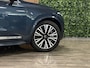 Volvo XC90 T8 AWD Recharge Ultimate Ultra Bright | Luchtvering | Trekhaak | All Season banden | 360 Camera | Head-Up Display | Harman Kardon | 455pk | Adaptieve Cruise Control | Standkachel met Volvo On Call App | Stoelverwarming voor+achter | Stuurwielverwarming | Schuifdak | Full LED Meesturende koplampen | Pilot Assist | BLIS Dode Hoek Detectie | Alcantara hemelbekleding | Lederen zonnekleppen en handgrepen | Elektrische voorstoelen geheugen | Lederen bekleding | Zitting verlenging voorstoelen | Lederen dashboard | 20 Inch | Google Infotainment | Keyless Drive | Privacy Glass | Elektrisch bedienbare achterklep | Geïntegreerd kinderzitje achterin | Geïntegreerde zongordijnen achterportieren | Verlichte instaplijsten | 7-Persoons | 4-Zone Climate Control | DAB Radio | Apple Carplay/Android Auto | Alarm Klasse III | Draadloos telefoon opladen | Volvo On Call met mobiele App functie | Denim Blue Metallic |