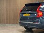 Volvo XC90 T8 AWD Recharge Ultimate Ultra Bright | Luchtvering | Trekhaak | All Season banden | 360 Camera | Head-Up Display | Harman Kardon | 455pk | Adaptieve Cruise Control | Standkachel met Volvo On Call App | Stoelverwarming voor+achter | Stuurwielverwarming | Schuifdak | Full LED Meesturende koplampen | Pilot Assist | BLIS Dode Hoek Detectie | Alcantara hemelbekleding | Lederen zonnekleppen en handgrepen | Elektrische voorstoelen geheugen | Lederen bekleding | Zitting verlenging voorstoelen | Lederen dashboard | 20 Inch | Google Infotainment | Keyless Drive | Privacy Glass | Elektrisch bedienbare achterklep | Geïntegreerd kinderzitje achterin | Geïntegreerde zongordijnen achterportieren | Verlichte instaplijsten | 7-Persoons | 4-Zone Climate Control | DAB Radio | Apple Carplay/Android Auto | Alarm Klasse III | Draadloos telefoon opladen | Volvo On Call met mobiele App functie | Denim Blue Metallic |
