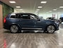 Volvo XC90 T8 AWD Recharge Ultimate Ultra Bright | Luchtvering | Trekhaak | All Season banden | 360 Camera | Head-Up Display | Harman Kardon | 455pk | Adaptieve Cruise Control | Standkachel met Volvo On Call App | Stoelverwarming voor+achter | Stuurwielverwarming | Schuifdak | Full LED Meesturende koplampen | Pilot Assist | BLIS Dode Hoek Detectie | Alcantara hemelbekleding | Lederen zonnekleppen en handgrepen | Elektrische voorstoelen geheugen | Lederen bekleding | Zitting verlenging voorstoelen | Lederen dashboard | 20 Inch | Google Infotainment | Keyless Drive | Privacy Glass | Elektrisch bedienbare achterklep | Geïntegreerd kinderzitje achterin | Geïntegreerde zongordijnen achterportieren | Verlichte instaplijsten | 7-Persoons | 4-Zone Climate Control | DAB Radio | Apple Carplay/Android Auto | Alarm Klasse III | Draadloos telefoon opladen | Volvo On Call met mobiele App functie | Denim Blue Metallic |