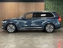 Volvo XC90 T8 AWD Recharge Ultimate Ultra Bright | Luchtvering | Trekhaak | All Season banden | 360 Camera | Head-Up Display | Harman Kardon | 455pk | Adaptieve Cruise Control | Standkachel met Volvo On Call App | Stoelverwarming voor+achter | Stuurwielverwarming | Schuifdak | Full LED Meesturende koplampen | Pilot Assist | BLIS Dode Hoek Detectie | Alcantara hemelbekleding | Lederen zonnekleppen en handgrepen | Elektrische voorstoelen geheugen | Lederen bekleding | Zitting verlenging voorstoelen | Lederen dashboard | 20 Inch | Google Infotainment | Keyless Drive | Privacy Glass | Elektrisch bedienbare achterklep | Geïntegreerd kinderzitje achterin | Geïntegreerde zongordijnen achterportieren | Verlichte instaplijsten | 7-Persoons | 4-Zone Climate Control | DAB Radio | Apple Carplay/Android Auto | Alarm Klasse III | Draadloos telefoon opladen | Volvo On Call met mobiele App functie | Denim Blue Metallic |