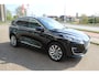 Ford Kuga 2.5-225pk PHEV 'Vignale' Plug-in Hybrid Automaat. Luxe hybride rijden voor een reëel bedrag ! Adaptieve Cruise Control, Climate Control, Stoel-, stuur-, voorraam- en achterbankverwarming, Side- en lane assist, Camera, Head-up display etc.