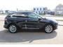 Ford Kuga 2.5-225pk PHEV 'Vignale' Plug-in Hybrid Automaat. Luxe hybride rijden voor een reëel bedrag ! Adaptieve Cruise Control, Climate Control, Stoel-, stuur-, voorraam- en achterbankverwarming, Side- en lane assist, Camera, Head-up display etc.