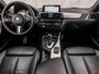 BMW 1-Serie 118i M Sport High Executive Automaat (GROOT NAVI, M PAKKET, VIRTUAL COCKPIT, LEDER, STOELVERWARMING, SPORTSTOELEN, GETINT GLAS, PARKEERSENSOREN, NIEUWE APK, NIEUWSTAAT)
