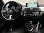 BMW 1-Serie 118i M Sport High Executive Automaat (GROOT NAVI, M PAKKET, VIRTUAL COCKPIT, LEDER, STOELVERWARMING, SPORTSTOELEN, GETINT GLAS, PARKEERSENSOREN, NIEUWE APK, NIEUWSTAAT)