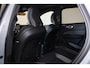 Volvo XC60 T6 Recharge AWD Plus Black Edition - Panorama/schuifdak - IntelliSafe Assist & Surround - 360º Camera - Harman Kardon audio - Adaptieve LED koplampen - Verwarmde voorstoelen, stuur & achterbank - Parkeersensoren voor & achter - Elektr. bedienb. bestuurdersstoel met geheugen - Head up display - Draadloze tel. lader - Extra getint glas - 21' LMV