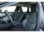 Volvo V90 T8 Plug-in hybrid AWD Ultra Dark | Bowers & Wilkins Premium Audio | Luchtvering | Gelamineerde zijruiten | Semi-Electrische wegklapbare trekhaak | 20" Lichtmetalen velgen | Massage in voorstoelen | Stoelventilatie | Stoelverwarming | 360° Parkeercamera