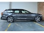 Volvo V90 T8 Plug-in hybrid AWD Ultra Dark | Bowers & Wilkins Premium Audio | Luchtvering | Gelamineerde zijruiten | Semi-Electrische wegklapbare trekhaak | 20" Lichtmetalen velgen | Massage in voorstoelen | Stoelventilatie | Stoelverwarming | 360° Parkeercamera