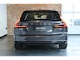 Volvo V90 T8 Plug-in hybrid AWD Ultra Dark | Bowers & Wilkins Premium Audio | Luchtvering | Gelamineerde zijruiten | Semi-Electrische wegklapbare trekhaak | 20" Lichtmetalen velgen | Massage in voorstoelen | Stoelventilatie | Stoelverwarming | 360° Parkeercamera