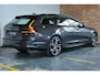 Volvo V90 T8 Plug-in hybrid AWD Ultra Dark | Bowers & Wilkins Premium Audio | Luchtvering | Gelamineerde zijruiten | Semi-Electrische wegklapbare trekhaak | 20" Lichtmetalen velgen | Massage in voorstoelen | Stoelventilatie | Stoelverwarming | 360° Parkeercamera