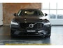 Volvo V90 T8 Plug-in hybrid AWD Ultra Dark | Bowers & Wilkins Premium Audio | Luchtvering | Gelamineerde zijruiten | Semi-Electrische wegklapbare trekhaak | 20" Lichtmetalen velgen | Massage in voorstoelen | Stoelventilatie | Stoelverwarming | 360° Parkeercamera