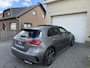 Mercedes-Benz A-klasse 180 AMG Aut Panoramadak Nightpakket Widescreen AmbientLight Keyless SportLeder Led Camera 18" Pdc