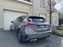 Mercedes-Benz A-klasse 180 AMG Aut Panoramadak Nightpakket Widescreen AmbientLight Keyless SportLeder Led Camera 18" Pdc