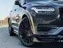 Volvo XC90 2.0 T8 Recharge | AWD | Dark Label | Luchtvering | Panodak | Bower & Wilkins | Trekhaak | Stoelventilatie/massage | Marge