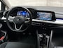 Volkswagen Golf 1.0 TSI Sport (APPLE CARPLAY, GROOT NAVI, KEYLESS, LM VELGEN, PARKEERSENSOREN, SPORTSTOELEN, SFEERVERLICHTING, CRUISE, NIEUWSTAAT)
