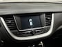 Opel Grandland X 1.2 Turbo Sport (APPLE CARPLAY, NAVIGATIE, CLIMATE, STUUR/STOELVERWARMING, SPORTSTOELEN, GETINT GLAS, TREKHAAK, PARKEERSENSOREN, CRUISE, NIEUWSTAAT)